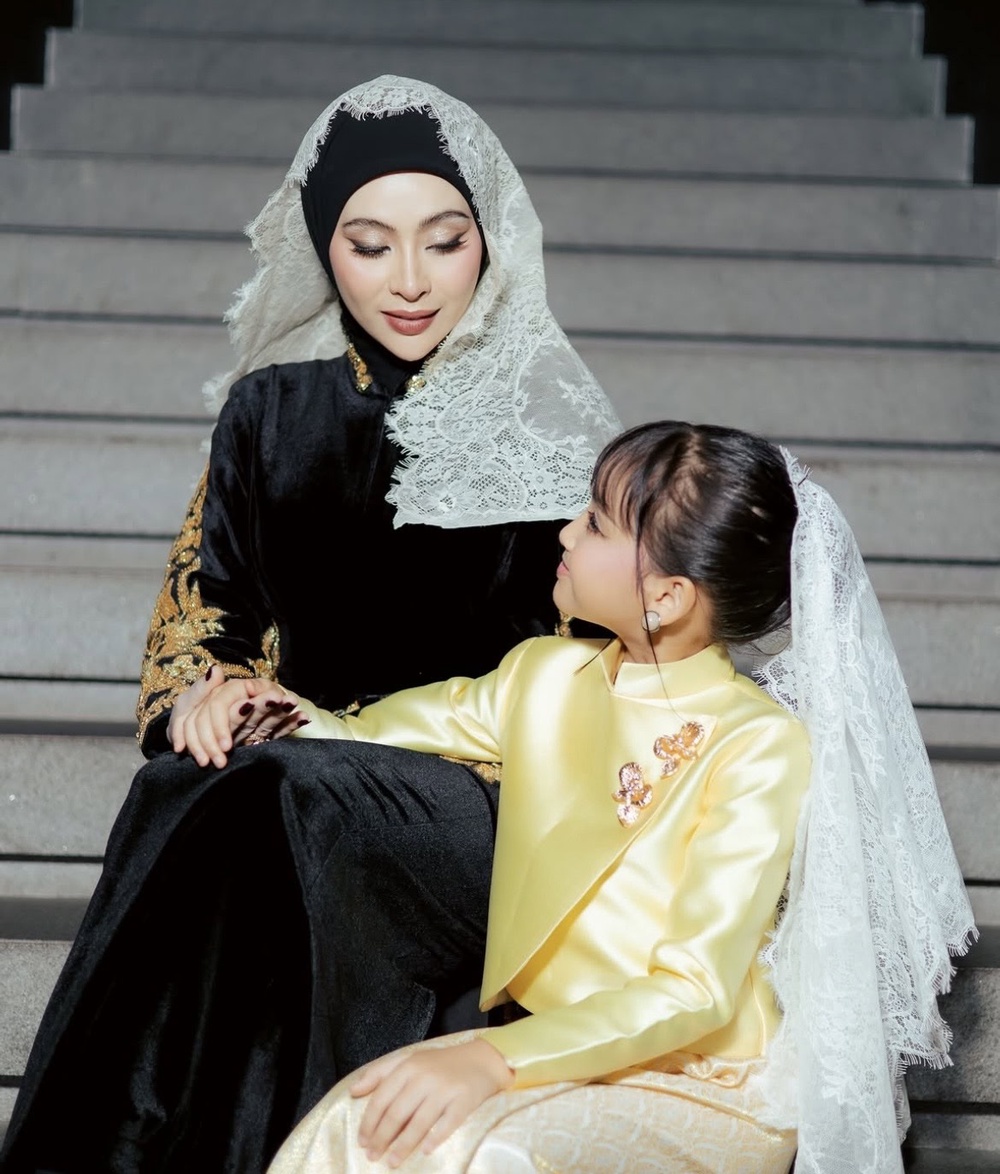 Image from: Dua minggu tak dapat jumpa anak,  Datuk Red lepas rindu datang beri sokongan buat Anggerik