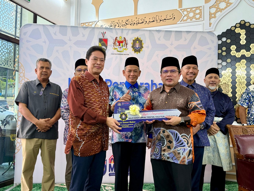 Image from: Azam Baki tiada hasrat masuk bidang politik! Anggap sambung kontrak 3 kali satu penghormatan