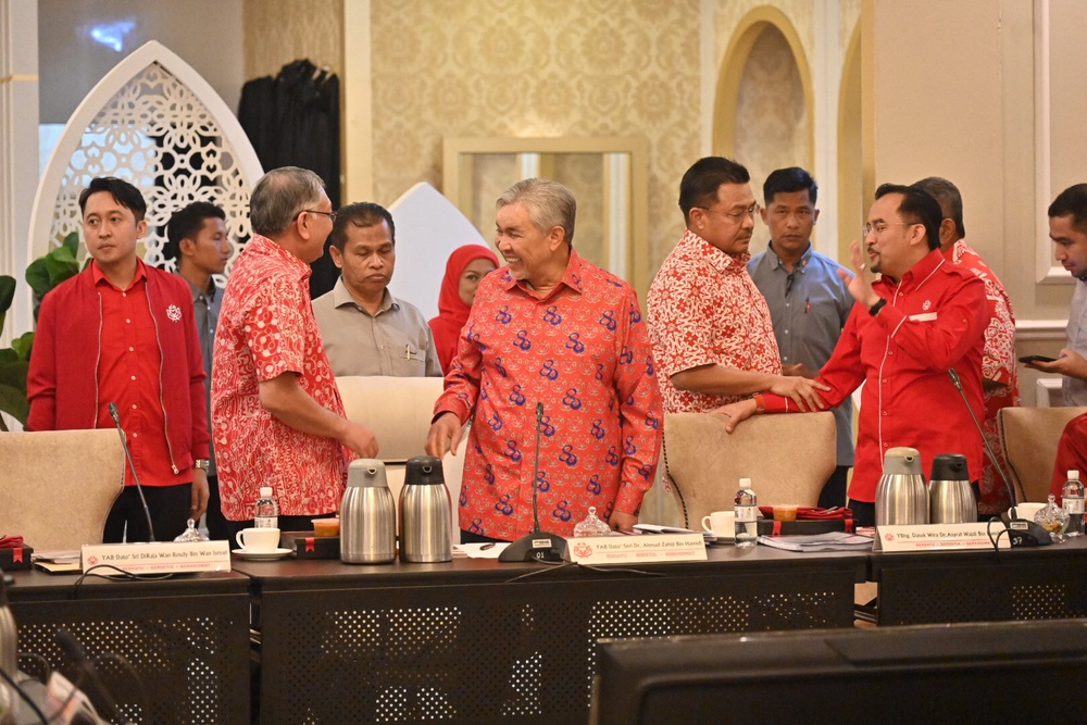 Image from: Pintu Rumah Bangsa terbuka luas! UMNO terima kembali Hishammuddin, KJ, Syed Hamid