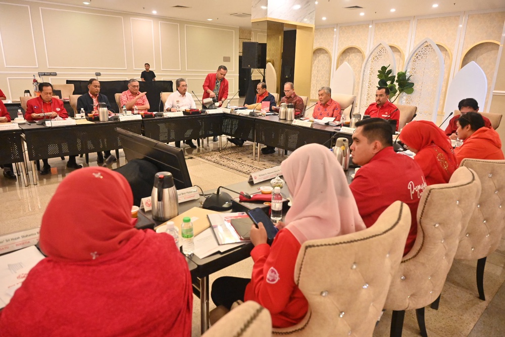 Image from: Pintu Rumah Bangsa terbuka luas! UMNO terima kembali Hishammuddin, KJ, Syed Hamid