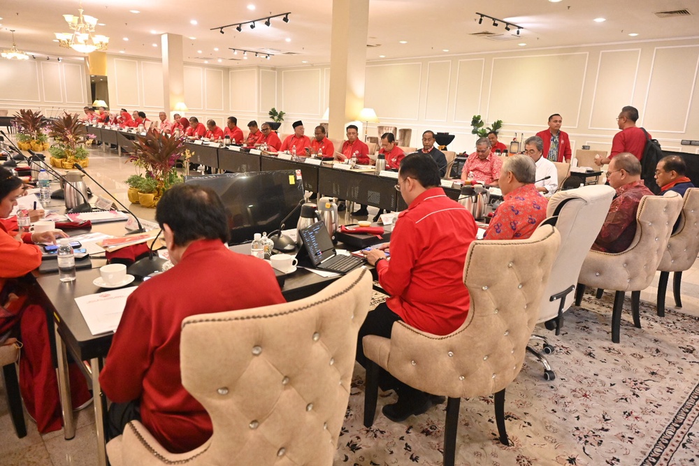 Image from: Pintu Rumah Bangsa terbuka luas! UMNO terima kembali Hishammuddin, KJ, Syed Hamid