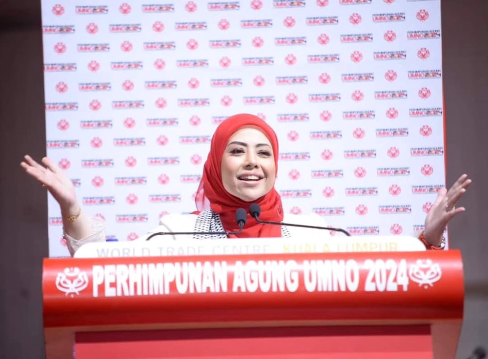 Image from: Dididik seperti anak lelaki, Nurulhidayah tetap bawa identiti sendiri.. tak guna ‘cable’ Zahid Hamidi!
