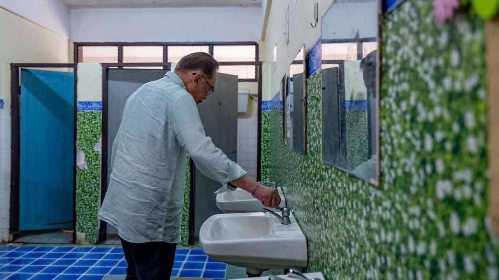Image from: Perlu didik murid, jangan anggap cuci tandas kerja tukang cuci – PM Anwar