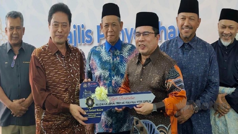 Image from: Azam Baki tiada hasrat masuk bidang politik! Anggap sambung kontrak 3 kali satu penghormatan
