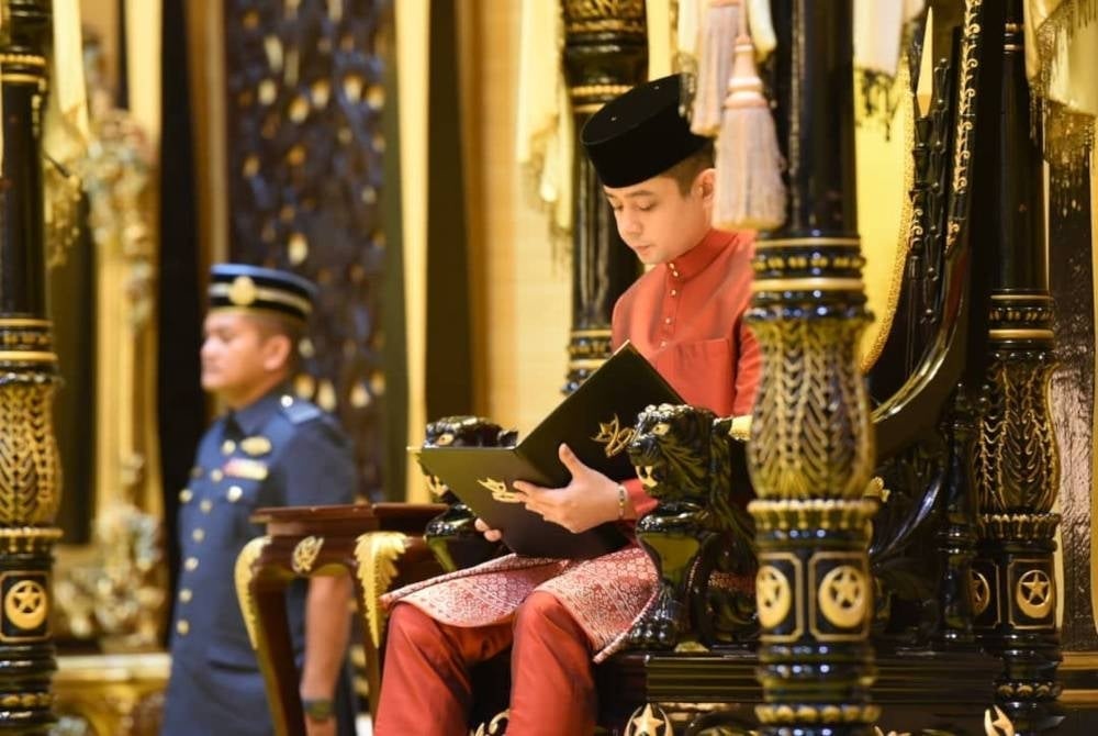 Image from: Tengku Hassanal tegur wakil rakyat -“Bukannya tunjuk muka menjelang pilihan raya sahaja”