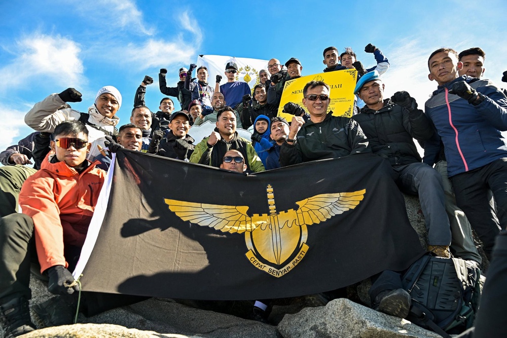 Image from: Semangat luar biasa! Tengku Hassanal berjaya tawan puncak Gunung Kinabalu