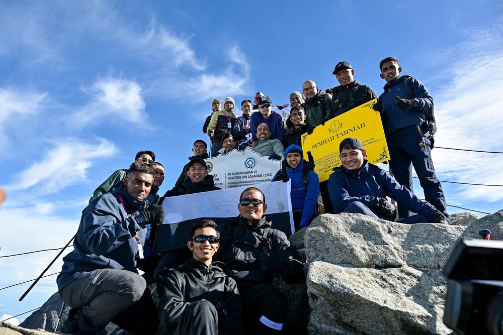 Image from: Semangat luar biasa! Tengku Hassanal berjaya tawan puncak Gunung Kinabalu