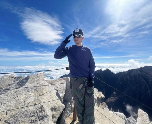 Image from: Semangat luar biasa! Tengku Hassanal berjaya tawan puncak Gunung Kinabalu