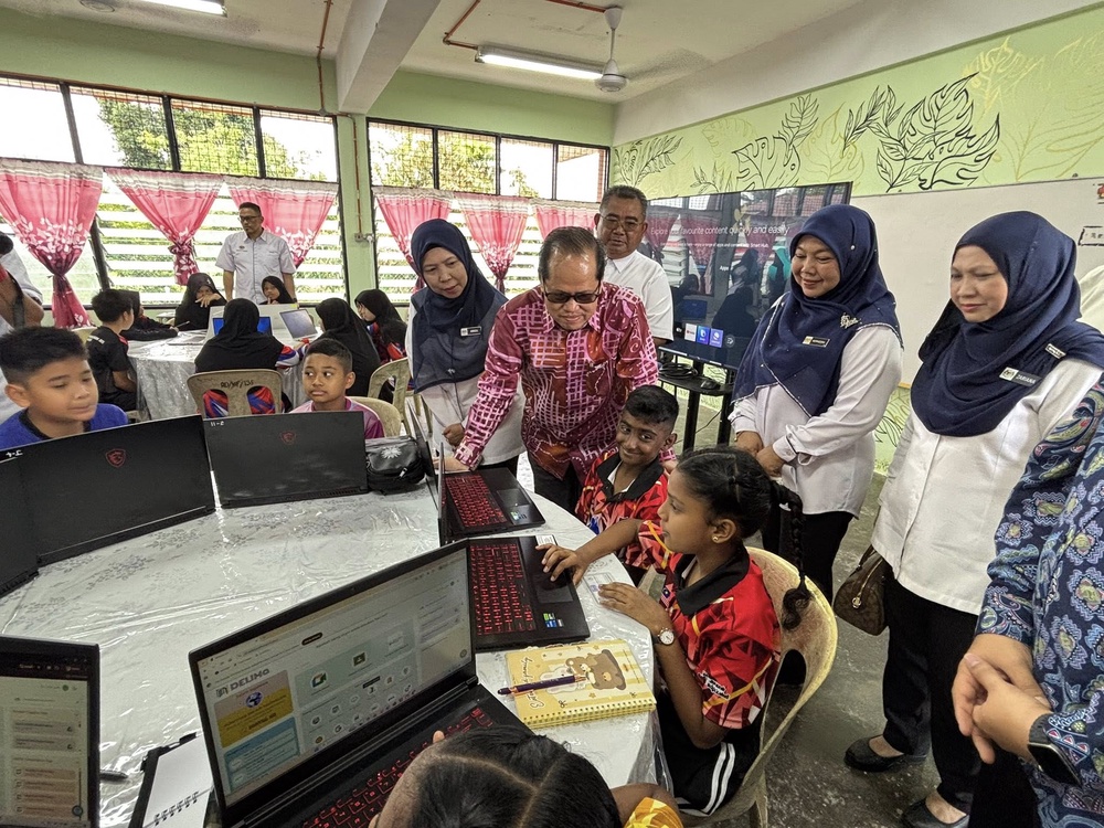 Image from: KPM peruntukkan RM169 juta, murid sekolah bakal terima peranti pintar
