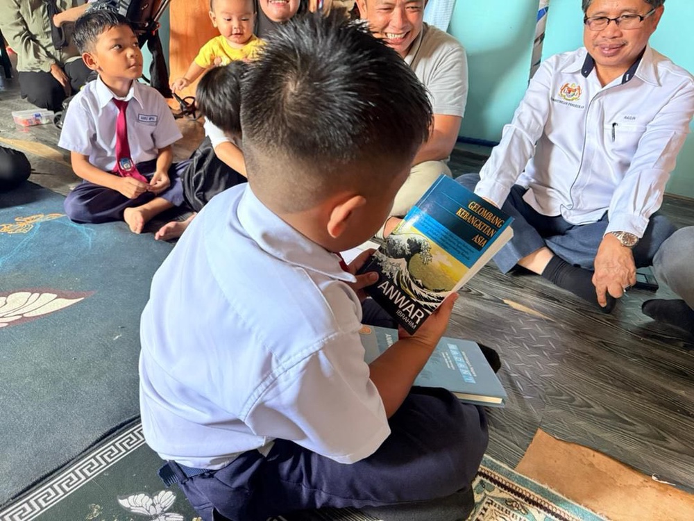 Image from: PM Anwar tunai janji balas surat adik Nanang, hadiahkan buku, beg sekolah & basikal