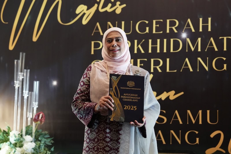 Image from: Negara diutamakan! Integriti, disiplin & amanah jadi pegangan penerima APC MINDEF