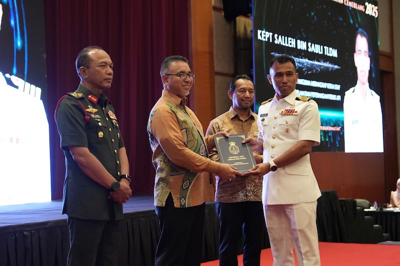 Image from: Negara diutamakan! Integriti, disiplin & amanah jadi pegangan penerima APC MINDEF