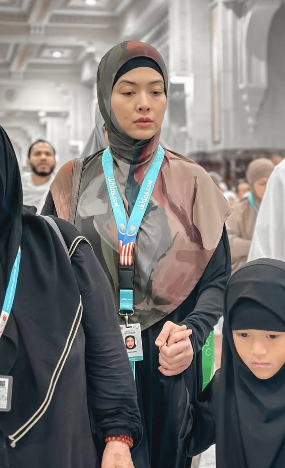 Image from: Berebut pergi Mekah berdoa depan Kaabah, tapi lupa doa ibu di rumah lagi mustajab – Syatilla Melvin