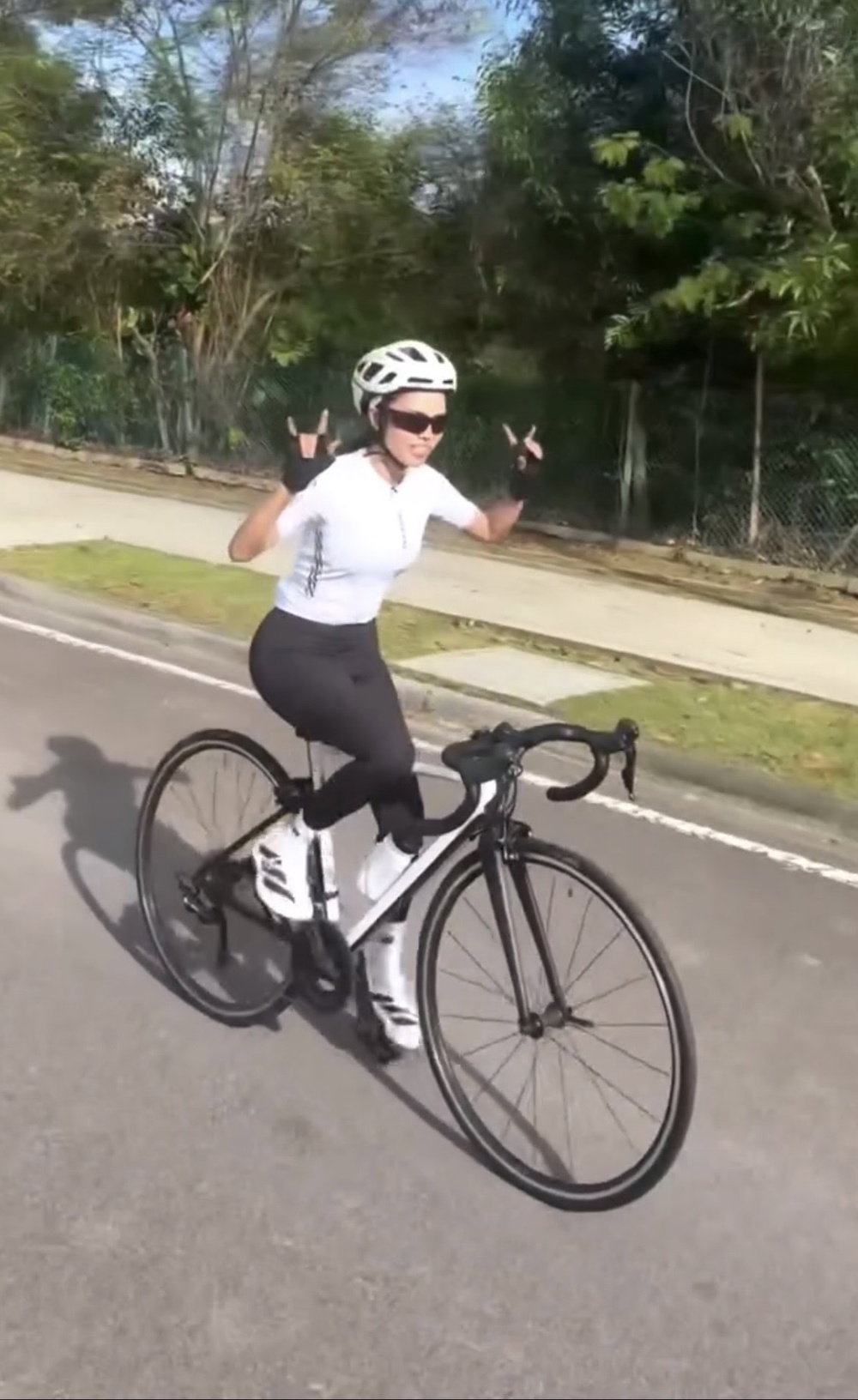 Image from: Pakaian sukan didakwa terlalu ketat, Bella Astillah ditegur netizen lagi – “Dah hilang ke rasa malu?”