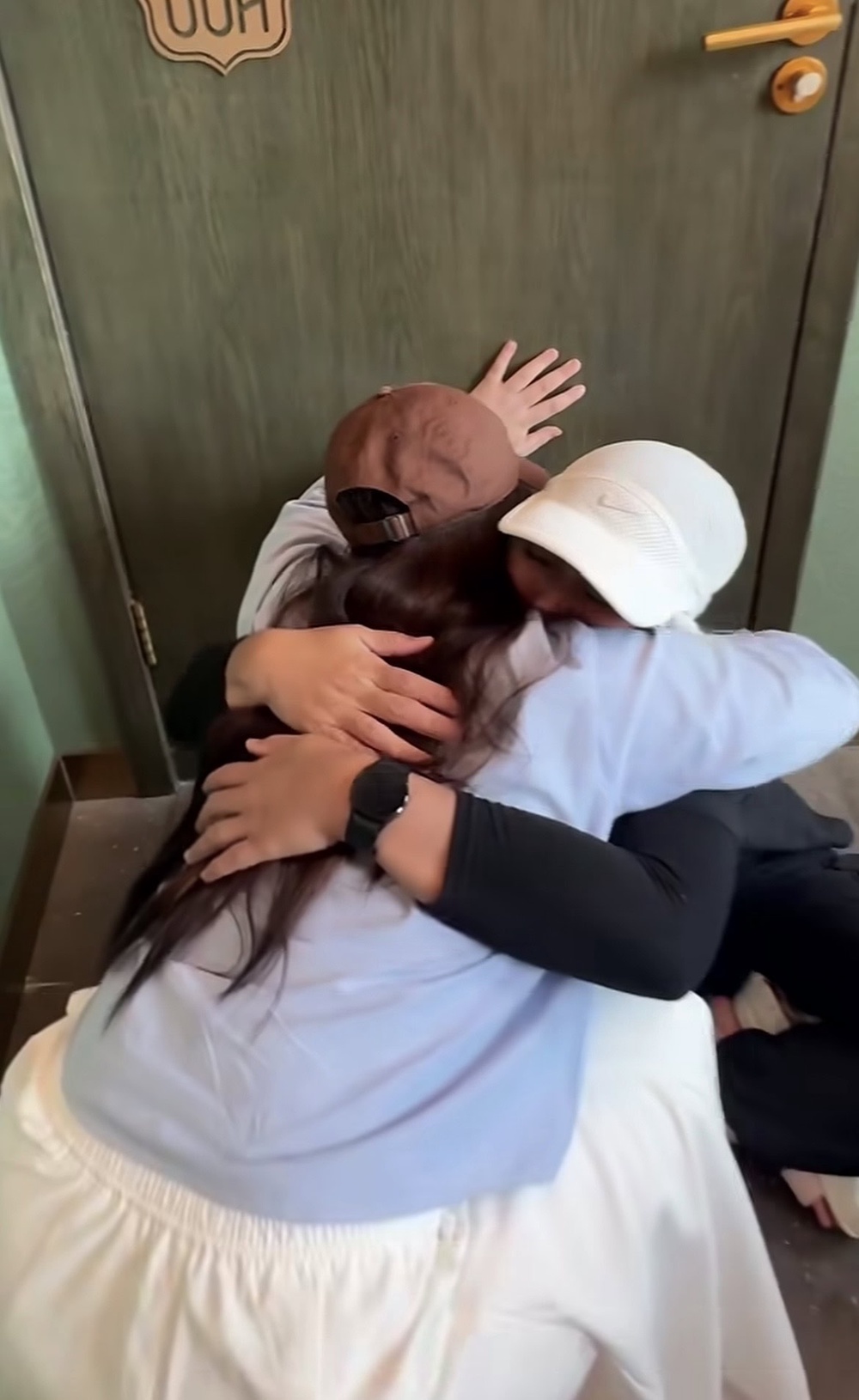 Image from: Sanggup balik Malaysia, Janna Nick akhirnya jumpa Azar Azmi – “Janji jangan hilang lagi”