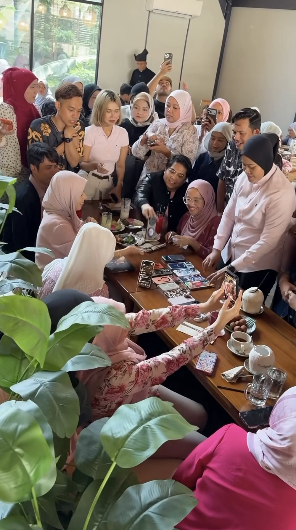 Image from: Sambut ‘birthday’ pengurus, Khairul Aming kongsi momen TokTi datang Rembayung kali kedua