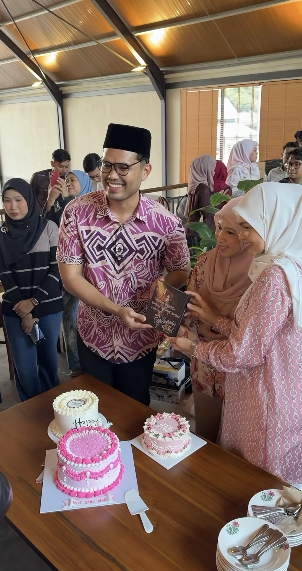 Image from: Sambut ‘birthday’ pengurus, Khairul Aming kongsi momen TokTi datang Rembayung kali kedua