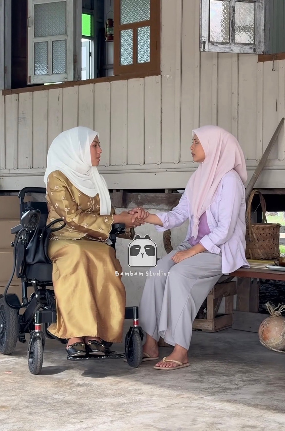 Image from: Azar Azmi gagal tahan sebak, kembali berlakon selepas tujuh tahund menghilang – “Saya nervous, takut”