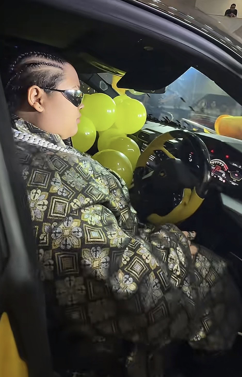Image from: Cik B terima kejutan ‘birthday’, DSV hadiahkan Lambhorgini Urus – “Beli RM1.6 juta cash”