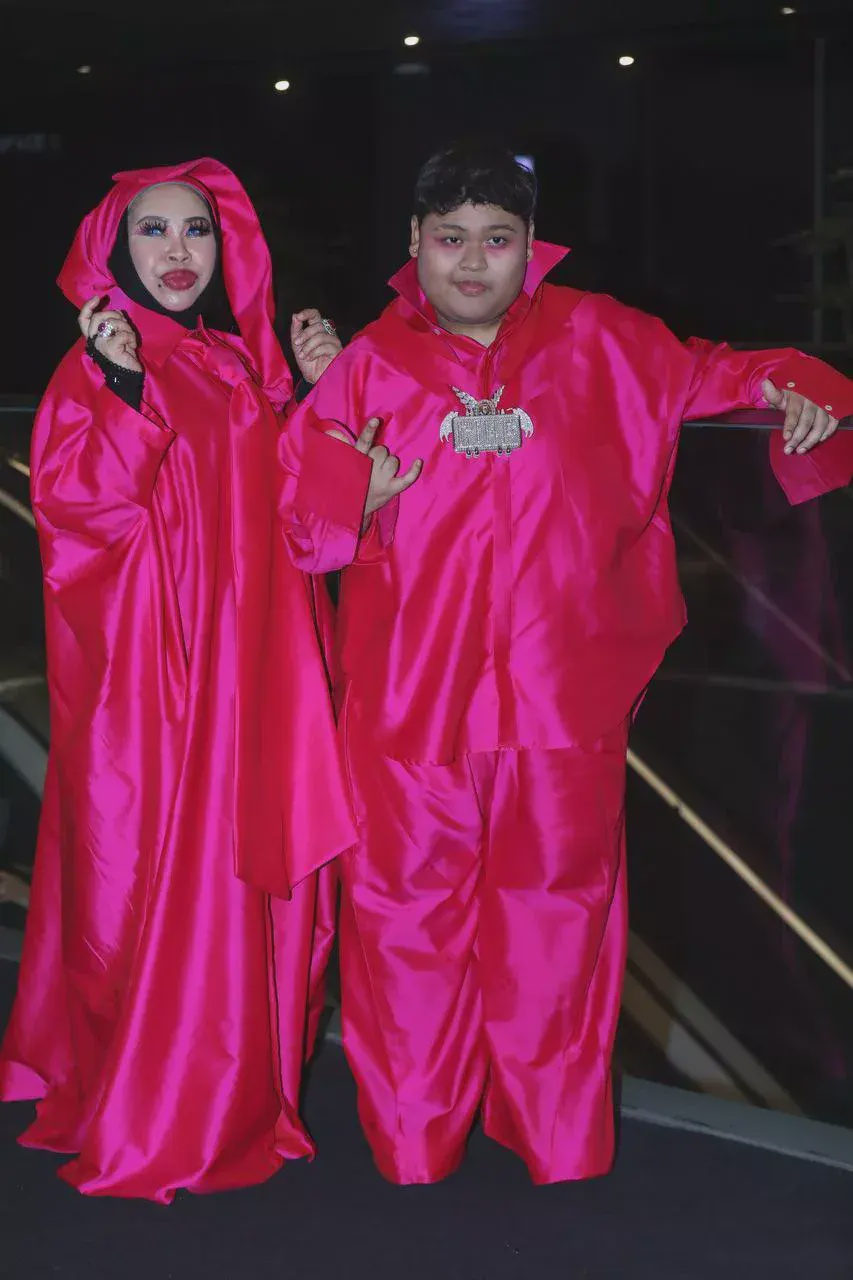 Image from: Terima hadiah hari jadi, Cik B nak ‘kenenkan’ Fazley Yaakob dengan DSV – “Mak saya Chinese look”