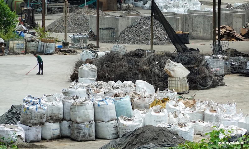 Image from: “Ada gangster, ada kilang haram” – Ahli Parlimen dedah realiti e-waste Selangor
