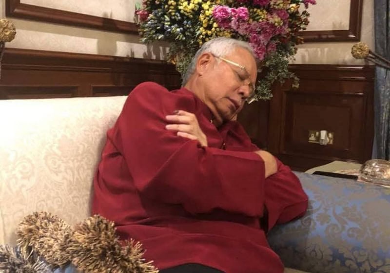 Image from: Zalim! Malam 1 Ramadan rumah dikepung, digeledah.. “Ambil jelah peti besi tu” – Najib Razak