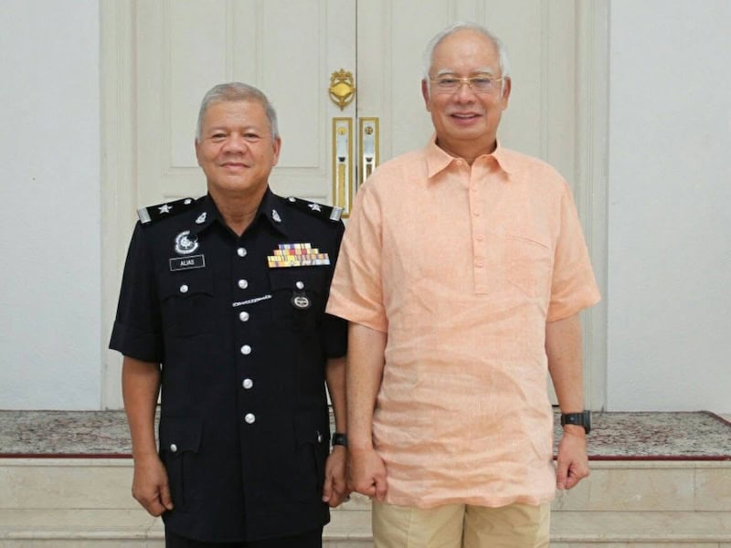 Image from: Zalim! Malam 1 Ramadan rumah dikepung, digeledah.. “Ambil jelah peti besi tu” – Najib Razak
