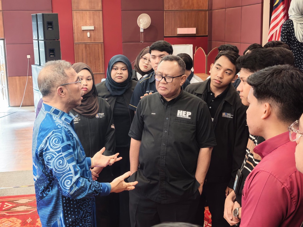 Image from: Senator nafi tampar cucu Nik Aziz – “Hanya sentuh pipi tanda mesra”