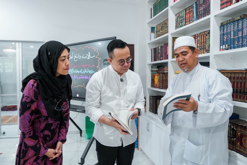 Image from: Bukan calang-calang orang! Steven Sim ziarah tokoh ulama Pulau Pinang, terima hadiah kitab