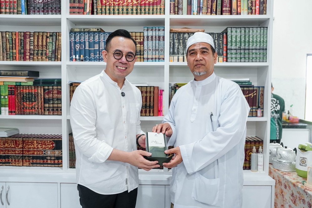 Image from: Bukan calang-calang orang! Steven Sim ziarah tokoh ulama Pulau Pinang, terima hadiah kitab