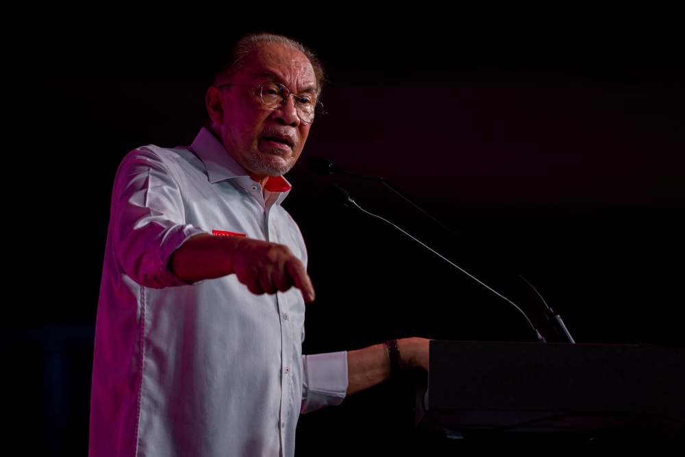 Image from: PM Anwar tak setuju sistem beratur panjang terima bantuan -“Jangan anggap rakyat itu hamba”
