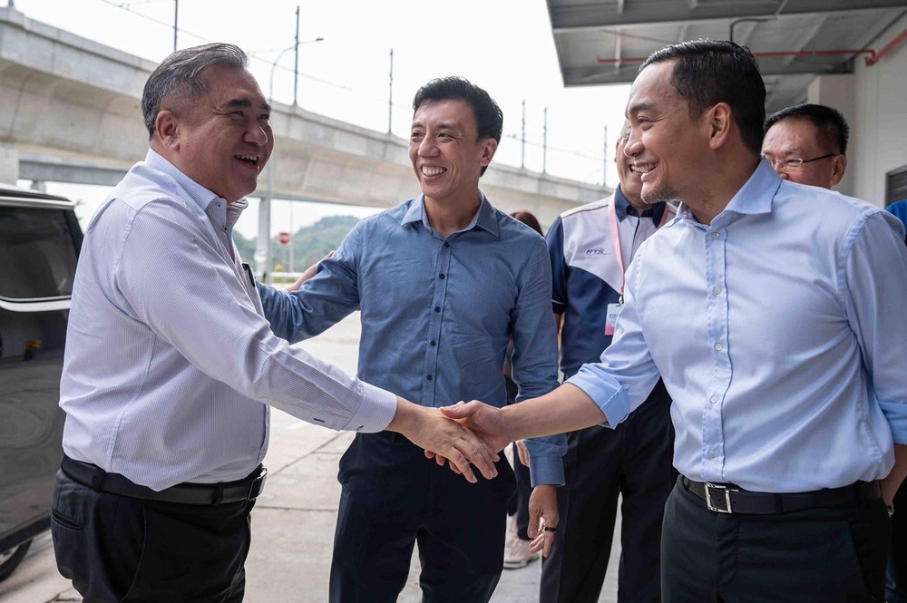 Image from: Jemputan diterima! Loke ‘throwback’ gambar pernah naik komuter dengan Onn Hafiz