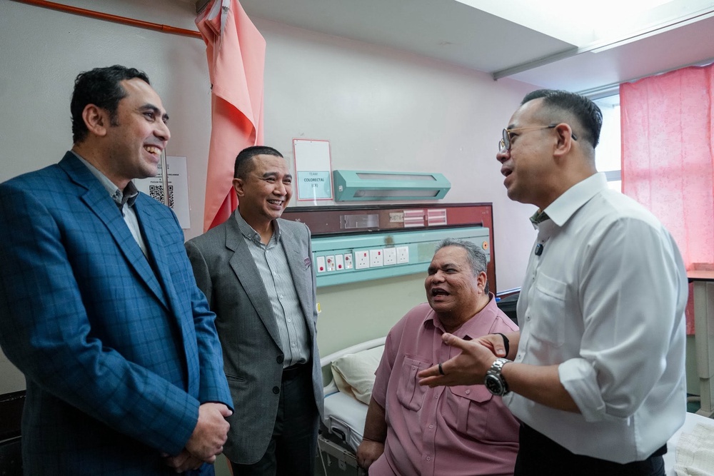 Image from: Guna duit poket sendiri! Steven Sim langsaikan kos rawatan pensyarah zaman belajar