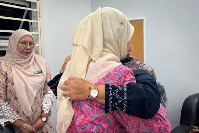 Image from: Pelajar jatuh bangunan: Fadhlina seru hormat sensitiviti keluarga, jamin kerjasama penuh KPM