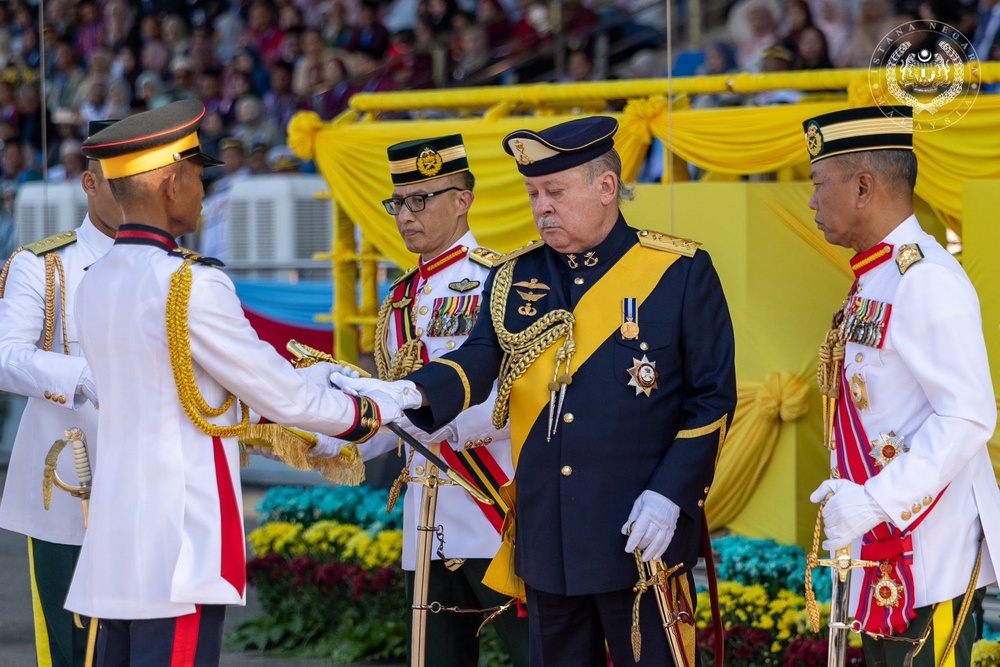 Image from: “Jangan sesekali makan rasuah, malas bekerja…”- Agong ingatkan warga ATM, utamakan negara