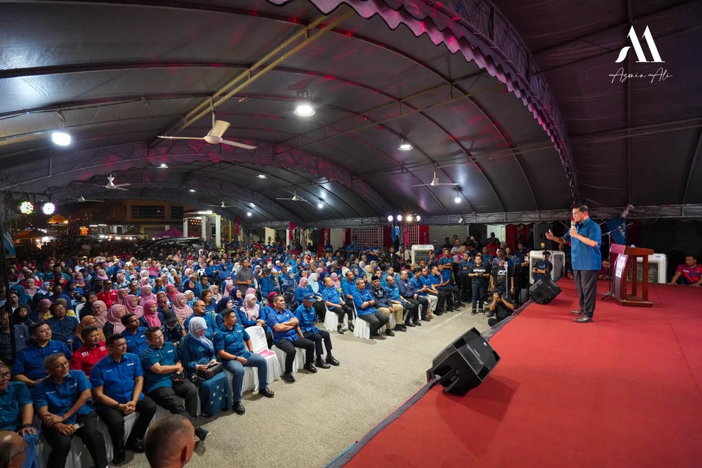 Image from: ‘Mandi malam Jumaat tiga kali, saya bayar.. Mana nak cari Menteri Besar macam ini?’ – Azmin