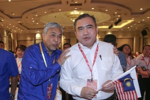 Image from: “Presiden anda tiap-tiap minggu duduk sebelah Setiausaha Agung DAP” -Loke