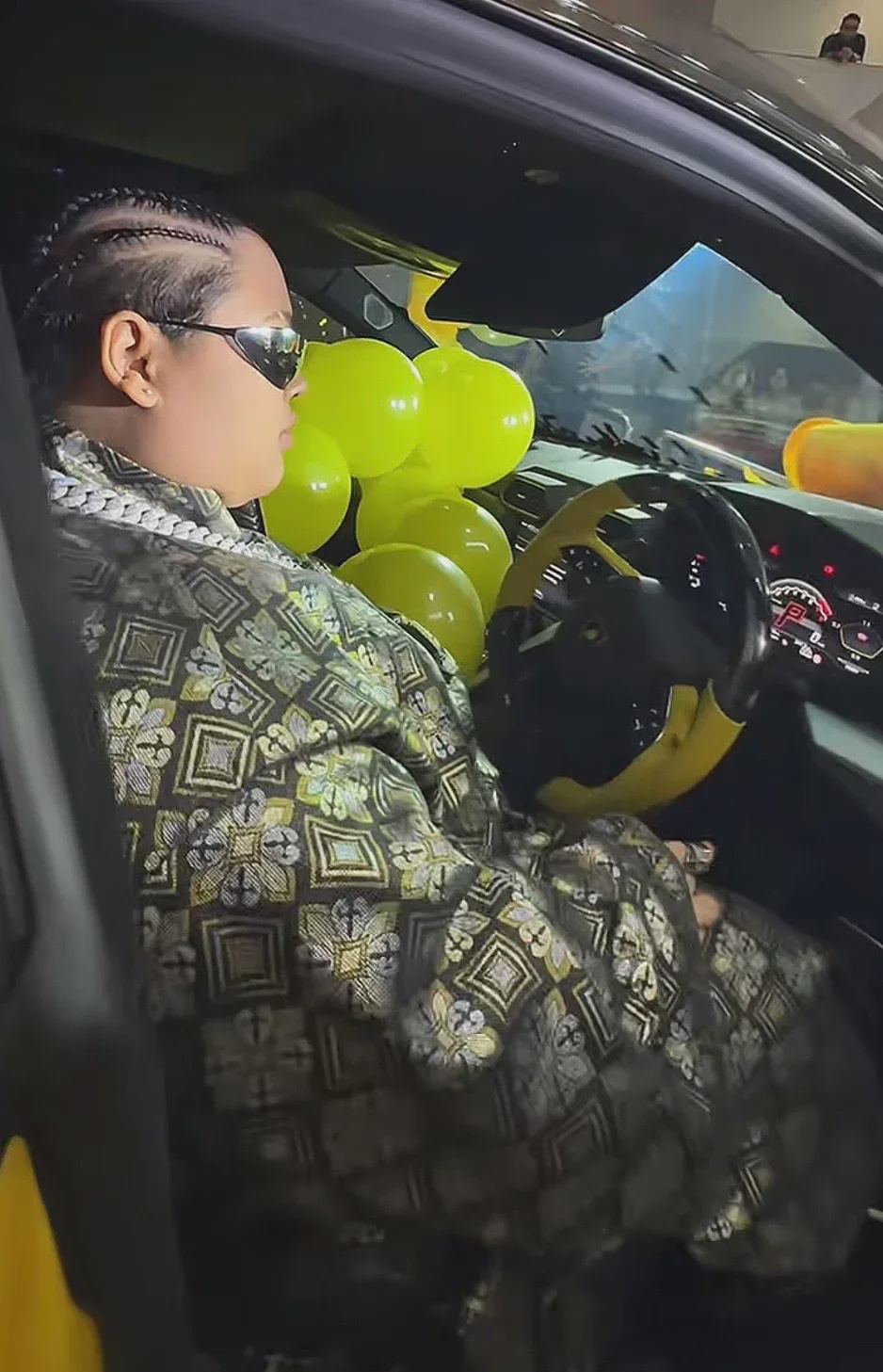 Image from: Dikata untung lahir dalam keluarga berduit, Cik B sekolahkan netizen – “Kenapa, nak tukar mak ke?”
