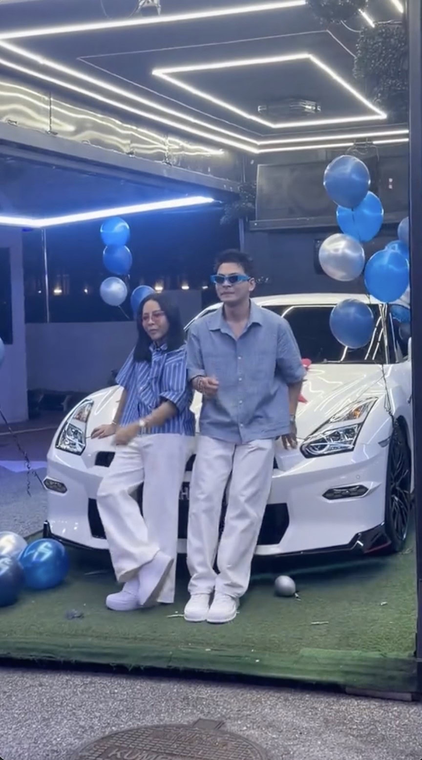 Image from: “Happy birthday…” – Izzue Islam terima kejutan! Isteri hadiahkan Nissan GT-R R35