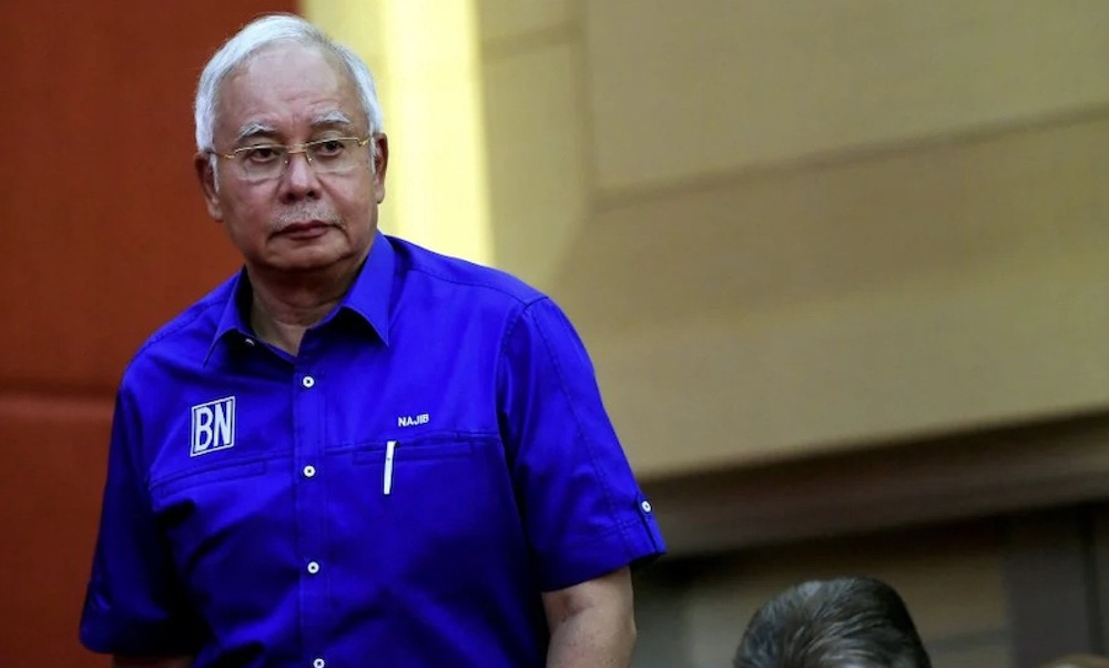 Image from: Zalim! Malam 1 Ramadan rumah dikepung, digeledah.. “Ambil jelah peti besi tu” – Najib Razak