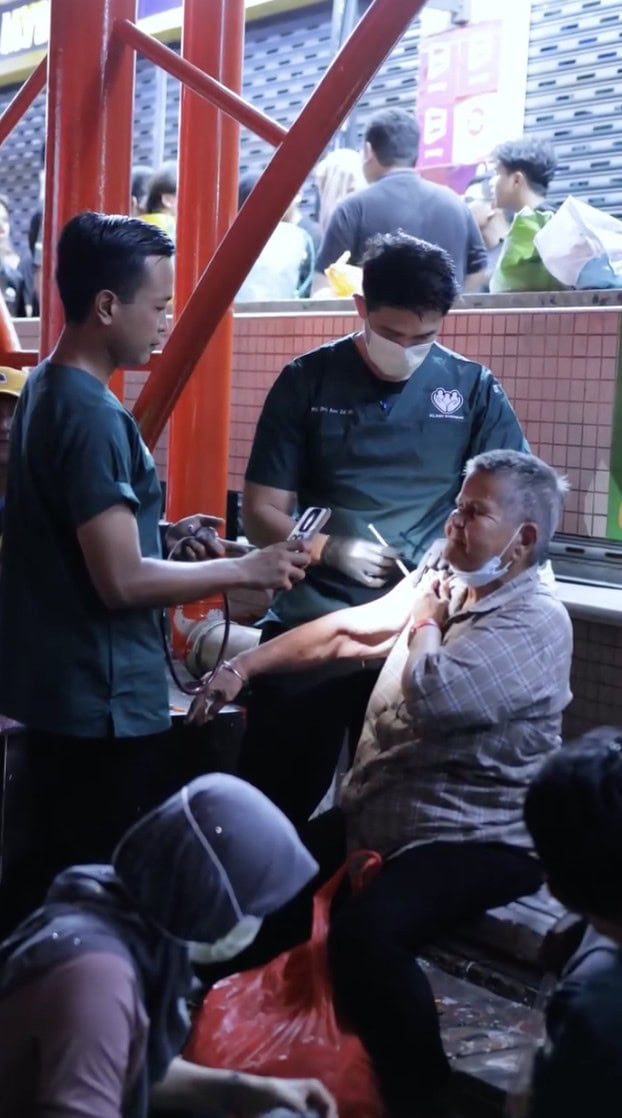 Image from: RM1 pun mereka tak mampu.. sebab itu doktor ini turun sendiri ke jalanan bantu gelandangan