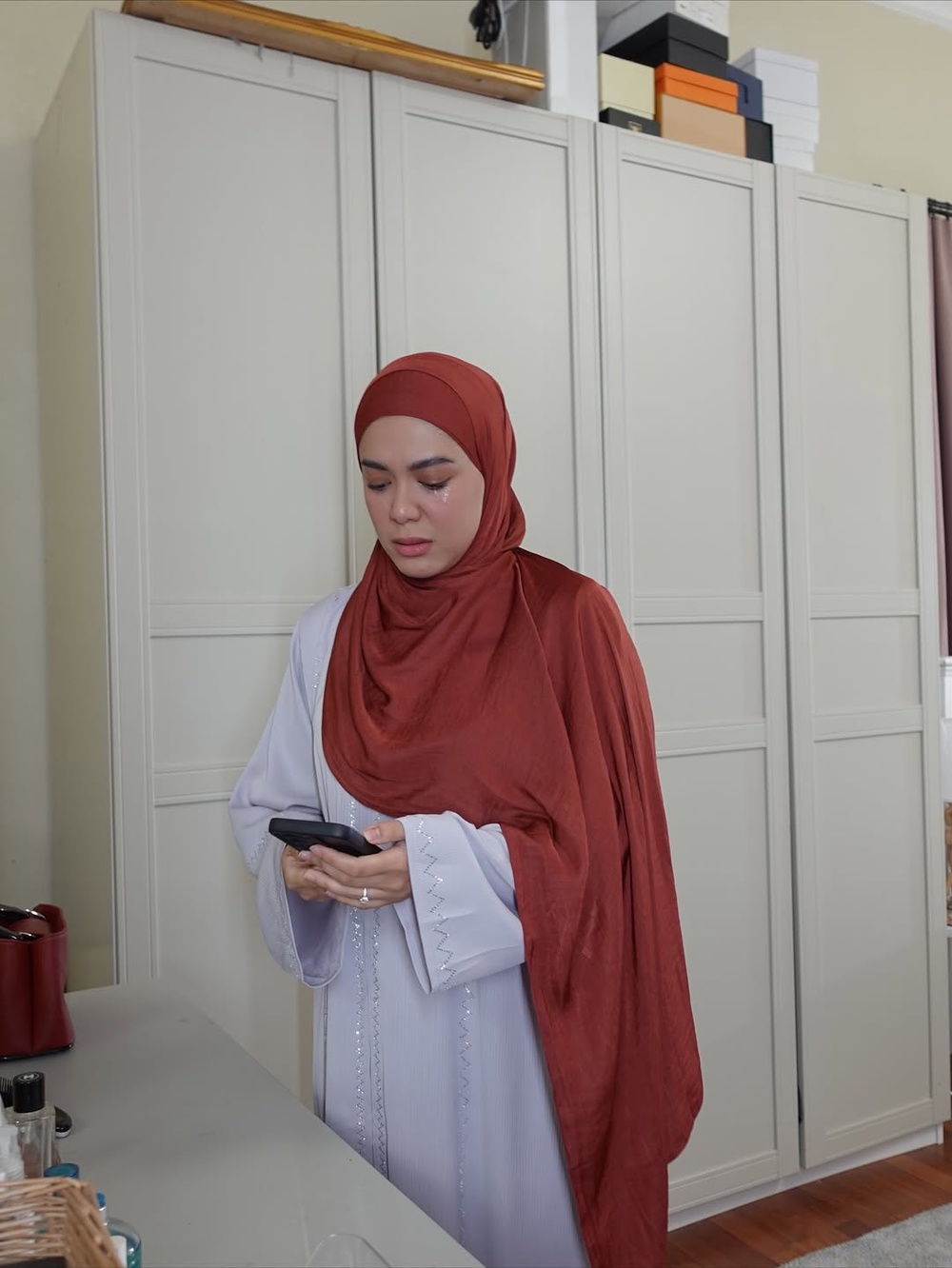 Image from: “Allah SWT tahu niat saya..” – Julia Farhana tanggal hijab, temui diri sendiri