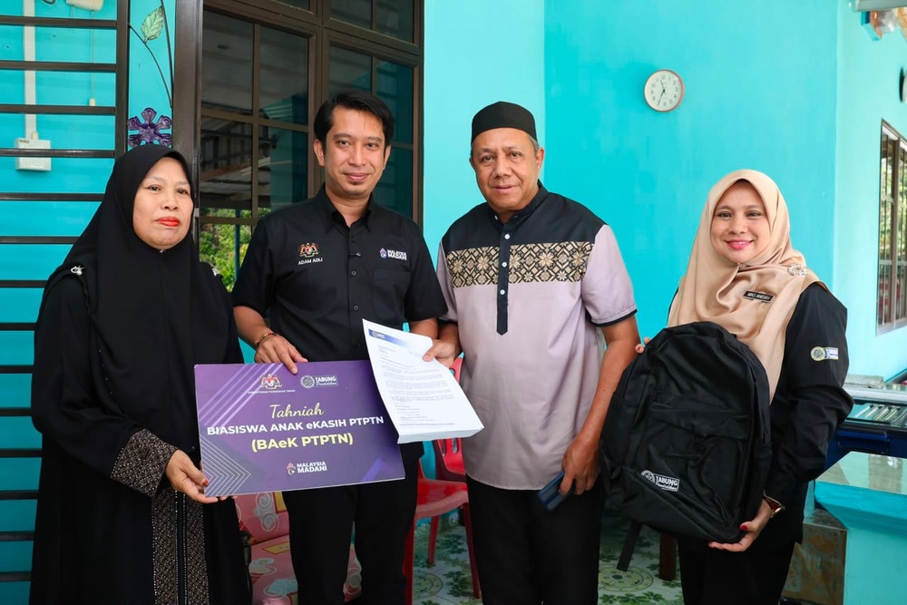 Image from: Adam Adli serah Biasiswa Anak eKasih PTPTN! 10,000 pelajar keluarga miskin dibantu