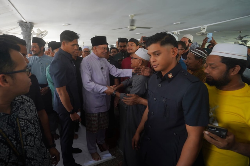 Image from: Jangan terkulai dengan pujian! PM Anwar syukur jadi pemimpin paling disukai, tekad kerja lebih kuat