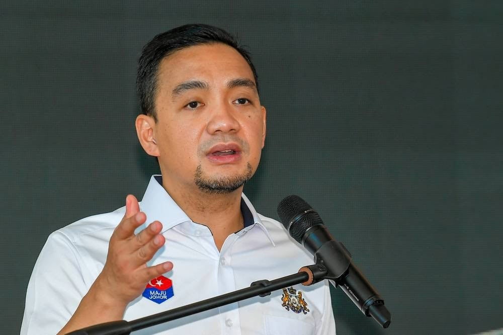 Image from: “Presiden anda tiap-tiap minggu duduk sebelah Setiausaha Agung DAP” -Loke