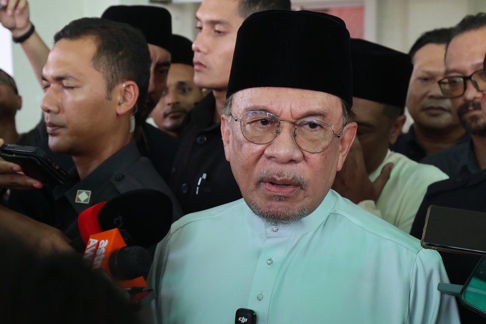 Image from: Kerajaan Persekutuan kekal iktiraf Tuanku Muhriz, pemasyhuran di hotel jejas imej institusi Raja – PM Anwar