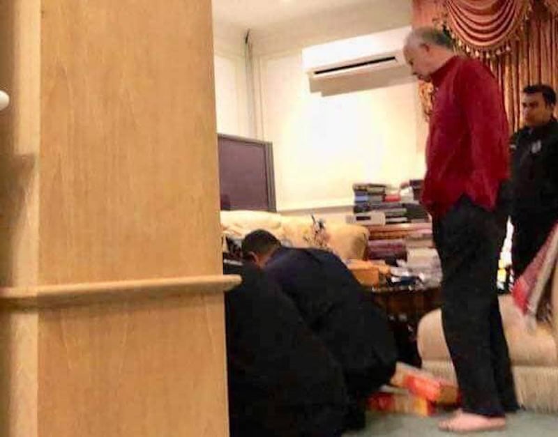 Image from: Zalim! Malam 1 Ramadan rumah dikepung, digeledah.. “Ambil jelah peti besi tu” – Najib Razak