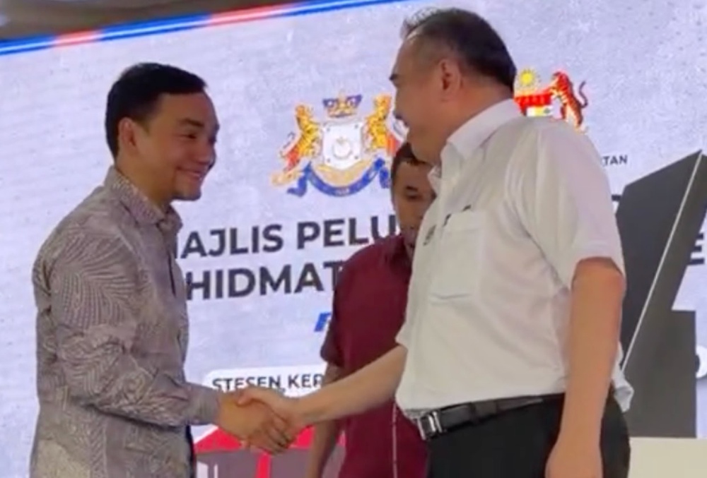 Image from: Bersemuka dengan Loke, Onn Hafiz sempat berseloroh -“YB Menteri jauh lebih besar”