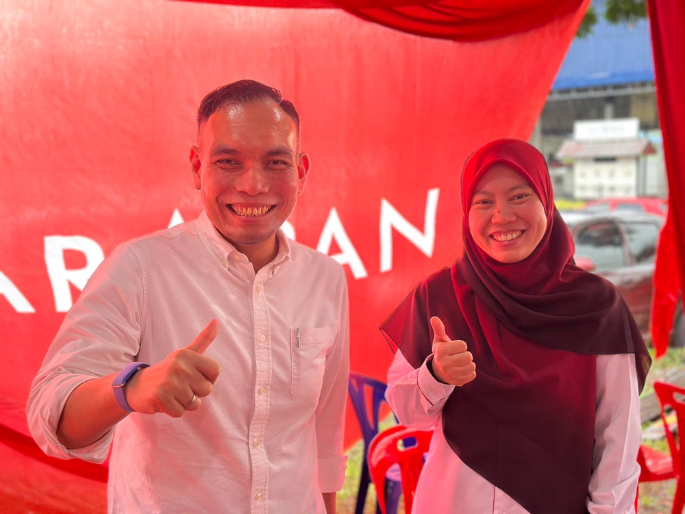Image from: Pemimpin Melayu DAP tak setuju kempen PRN guna imej Najib, Rosmah -“Ini perlu diubah”