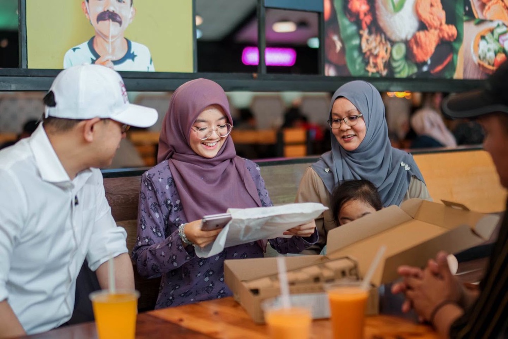 Image from: “Bukan sekadar pemandu, tapi sahabat..” – Steven Sim rai anak bekas pemandu daftar masuk USIM, hadiahkan laptop